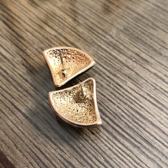 Vintage AVON Triangle Black Enamel Earrings Goldtone 1984 - Picture 3 of 13